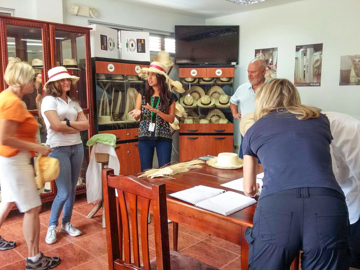 Nuestros técnicos de Turismo explican elaboración de sombrero Paja Toquilla a Turistas extranjeros que visitan Pile