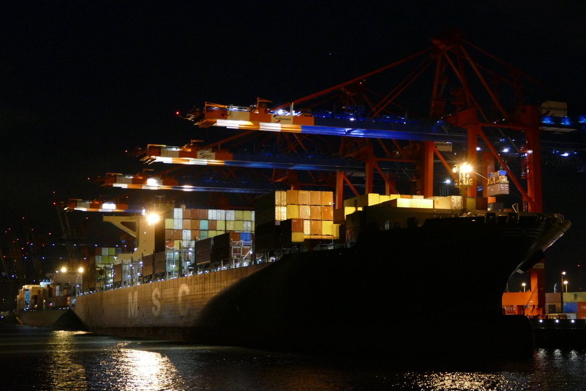 ofenschmaus's tweet photo. Die #MSCAgadir bei @EUROGATE_Group @TeraEuro #Hamburg #Container #Elbe https://t.co/hxBmNbjT6H