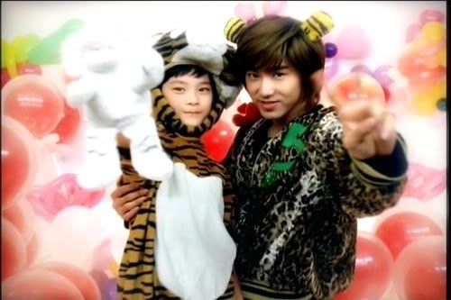 dongbangdata's tweet photo. Fun fact, ASTRO's Moonbin also played the younger version of Yunho in the Balloons M/V https://t.co/3cPQMjV1Ci https://t.co/NK0tnKzmpK