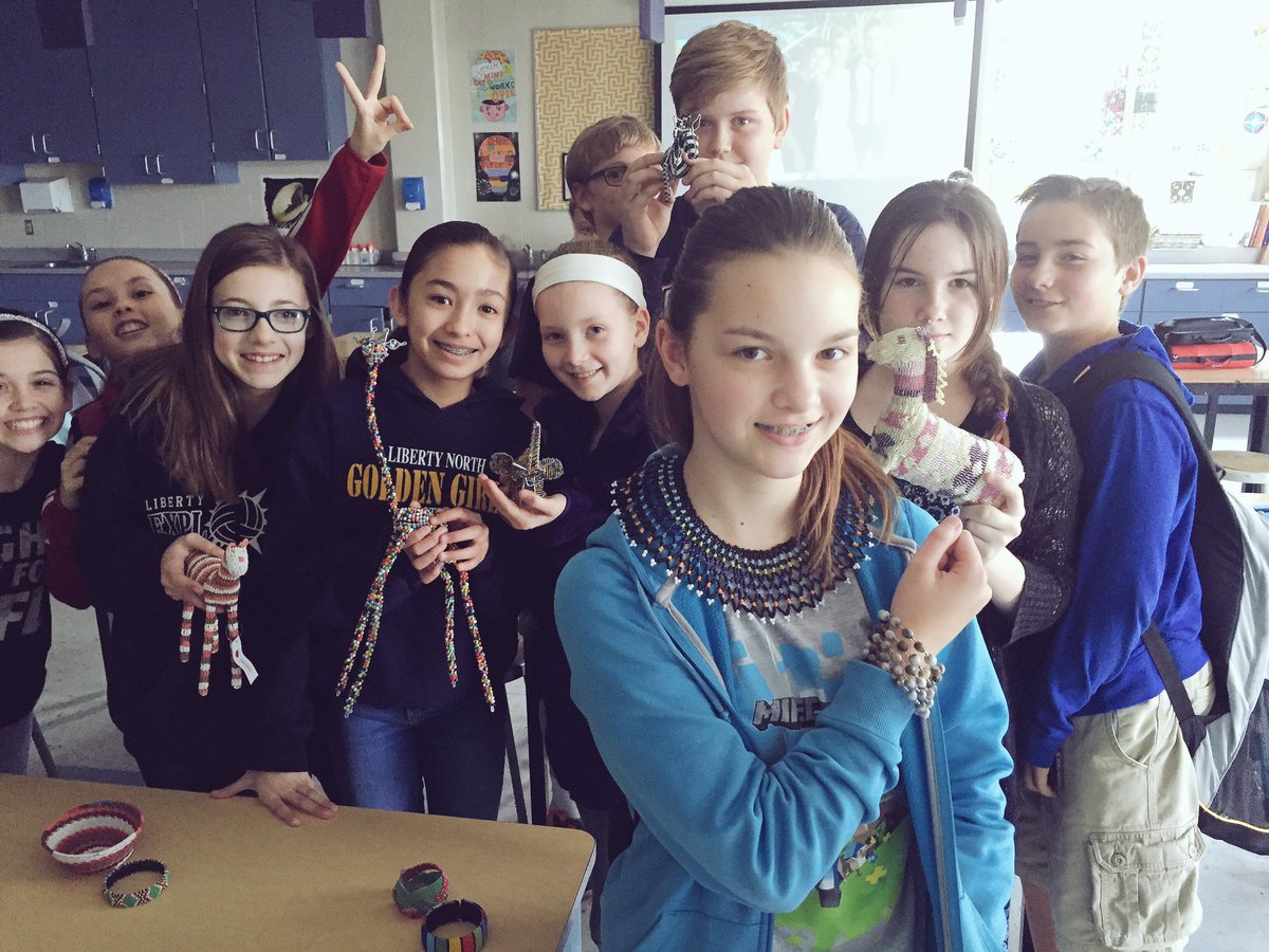 HMSart's tweet photo. Learning about South Africa and the bead culture. #loveSA https://t.co/Y2mDC7Iph0