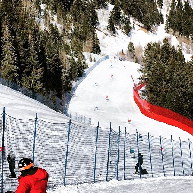avscupdate's tweet photo. The #ipcAlpine course on Aspen Mtn this morning! These guys are #shredding it! 📷: @aspenpublicradio #WorldCupAspen https://t.co/xHLRW04aJO