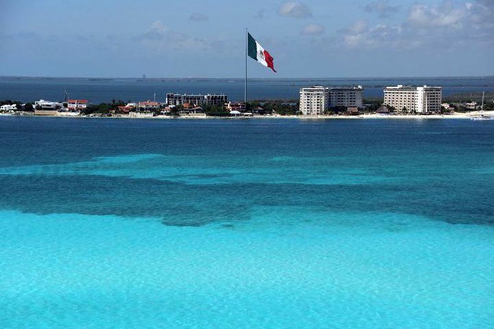 BubbaGumpCUN's tweet photo. El asta bandera de #Cancún mide 103.7 m, se puede ver desde el km 5 de la Z.H. ;) #FelizMiercoles #DiaDeLaBandera https://t.co/eQ44aNsODL