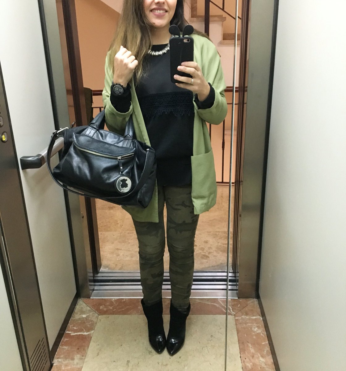 ColgandoArmario's tweet photo. Ese deseado momento de cruzar el umbral... Fin #ootd #momentoascensor #matamecamion #colgandoenmiarmario #outfit https://t.co/Ff1ODHHfKR