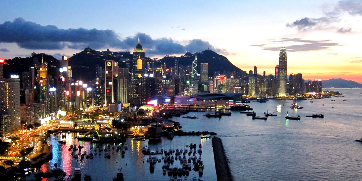 WowViewz's tweet photo. Didn't realise how pretty Hong Kong is :o https://t.co/D1nNKPwYGZ
