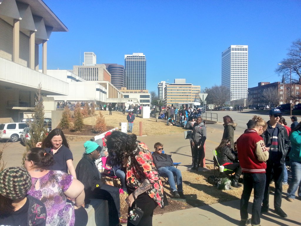 tulsaforbernie's tweet photo. What a line!! Oklahomans are showing up in droves! #FeelTheBern #Tulsa #BernieInTulsa https://t.co/slsHUtLUGs