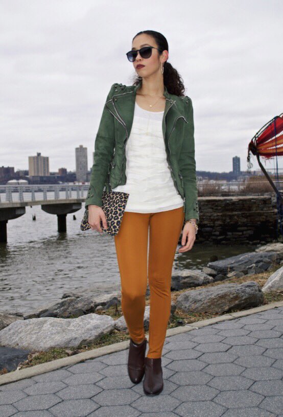 Curl_Collective's tweet photo. Obsessed with this army green and mustard yellow color combo! head to https://t.co/bIRNYpL4Qu for deets! #fblogger https://t.co/0TjVVCeEub
