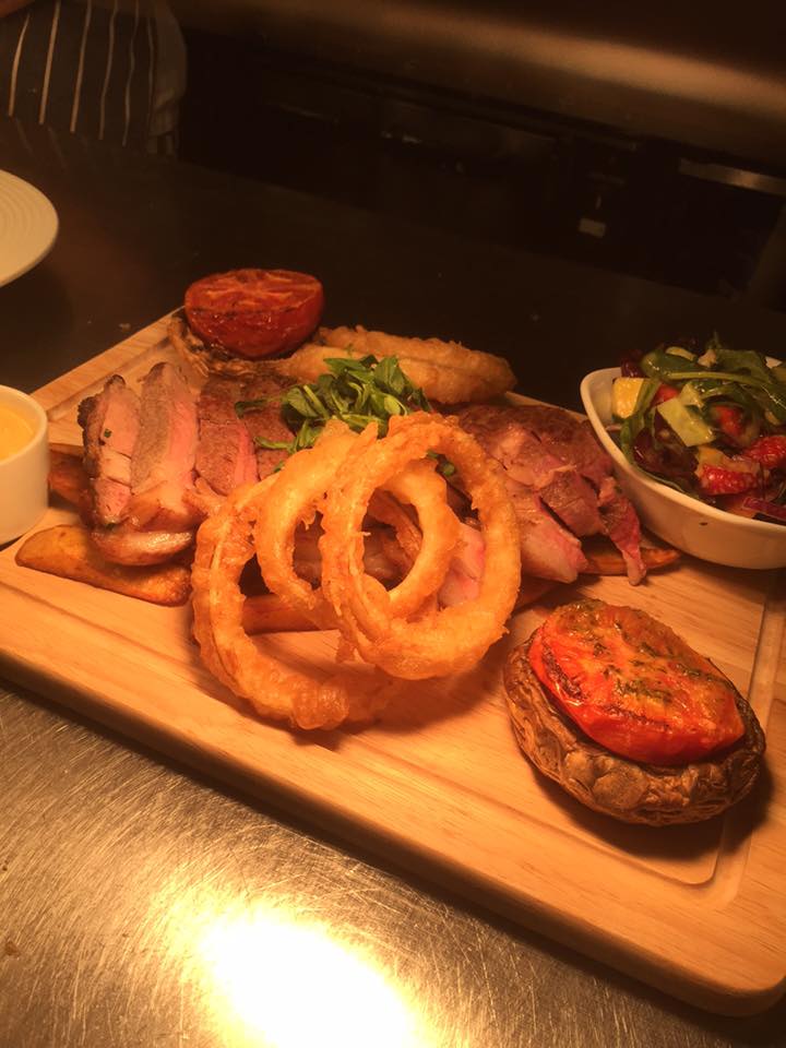 InnHorsethorn's tweet photo. Sirloin Sharer, with onion rings, side salad, mushroom, tomato and to polish it off homemade hollandaise!! #foodporn https://t.co/0tcxcLHanj