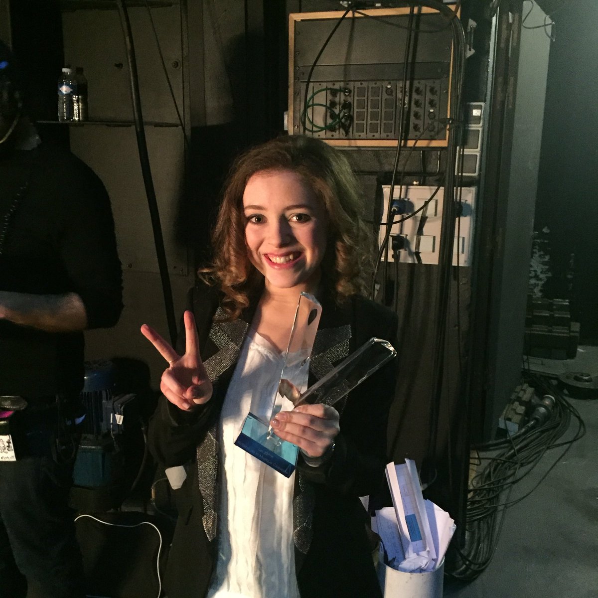 VictClassique's tweet photo. Bravo Lucienne ! #Victoires2016 https://t.co/eNC3mvd6cM