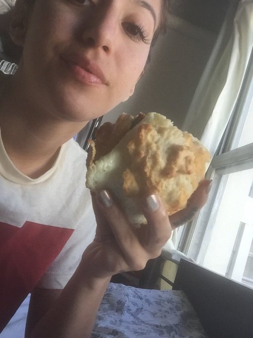 When you're having an anxiety attack and your best friend brings you a breakfast sammich in bed ily @thejanicexxx