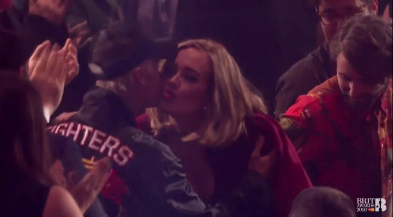 Justin Bieber wins International Male Solo Artist AND gets a kiss from Adele😍 #BRITs2016 bit.ly/1oHZuI3