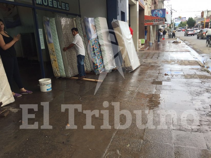 Comerciantes de San Martín e Ituzaingó sufrieron numerosas pérdidas por la #LluviaEnSalta  bit.ly/1S1rbXA