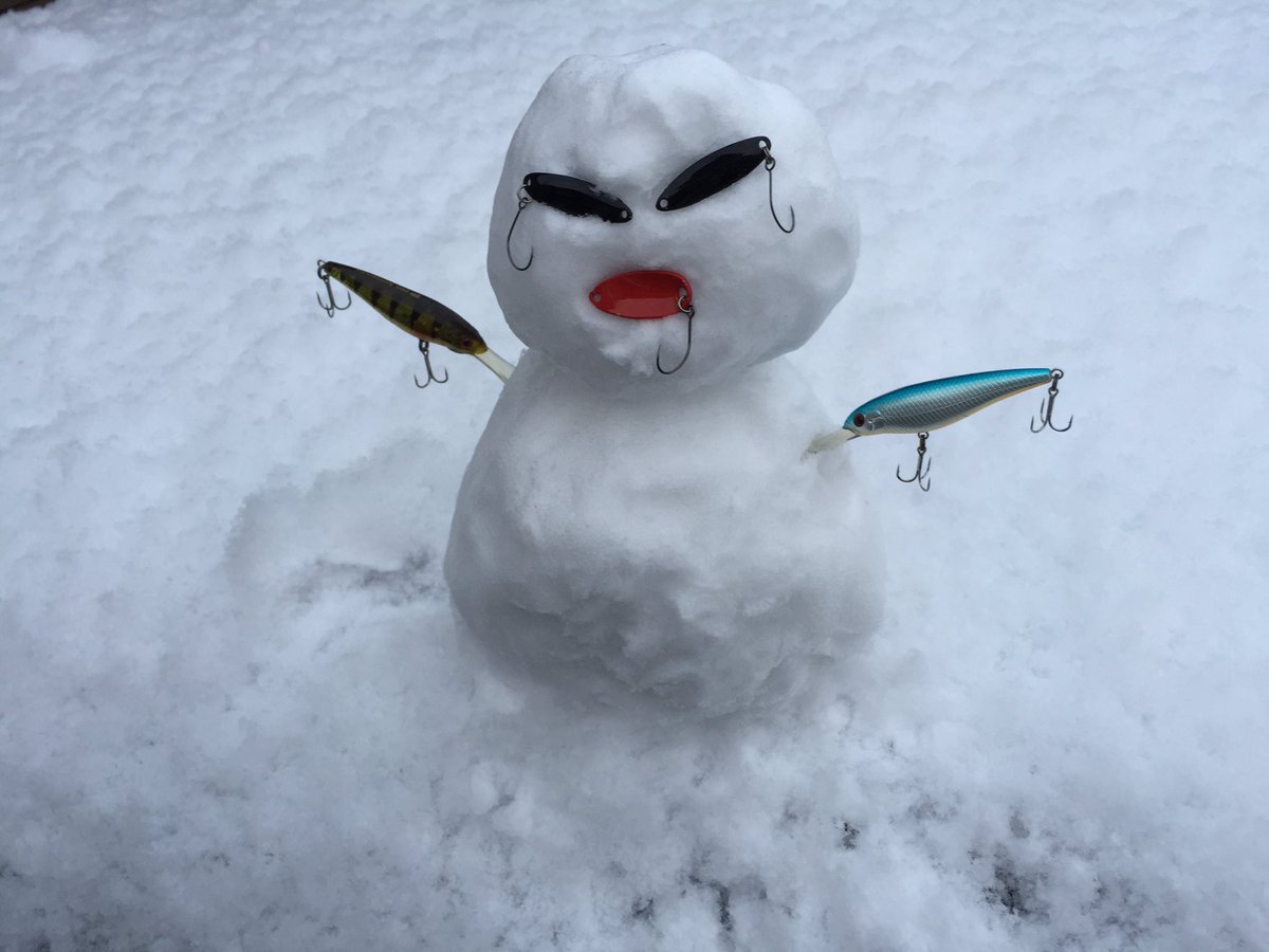 akatibitintin's tweet photo. 超ガラの悪い雪だるま作ったよ。目つき悪いし全身ピアス。 https://t.co/xG8IeqvYgj