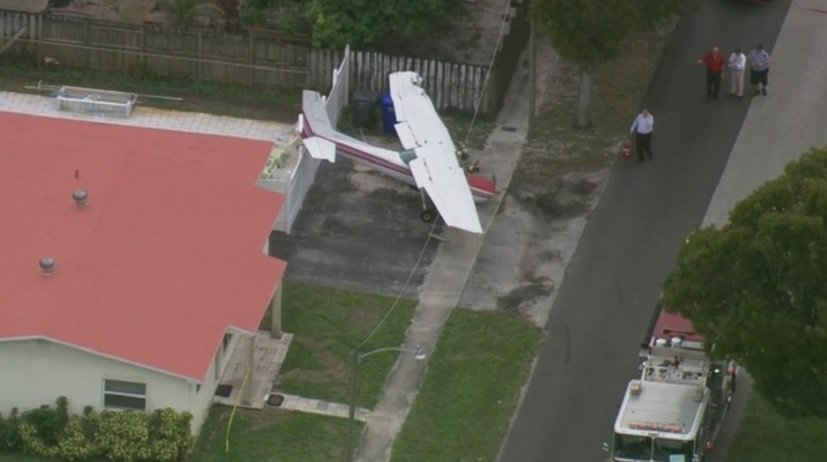 #BREAKING Small plane has crashed in Hollywood neightborhood.  No injuries, damage reported bit.ly/1OvrhQn?utm_me… https://t.co/ZtekBMzJJW