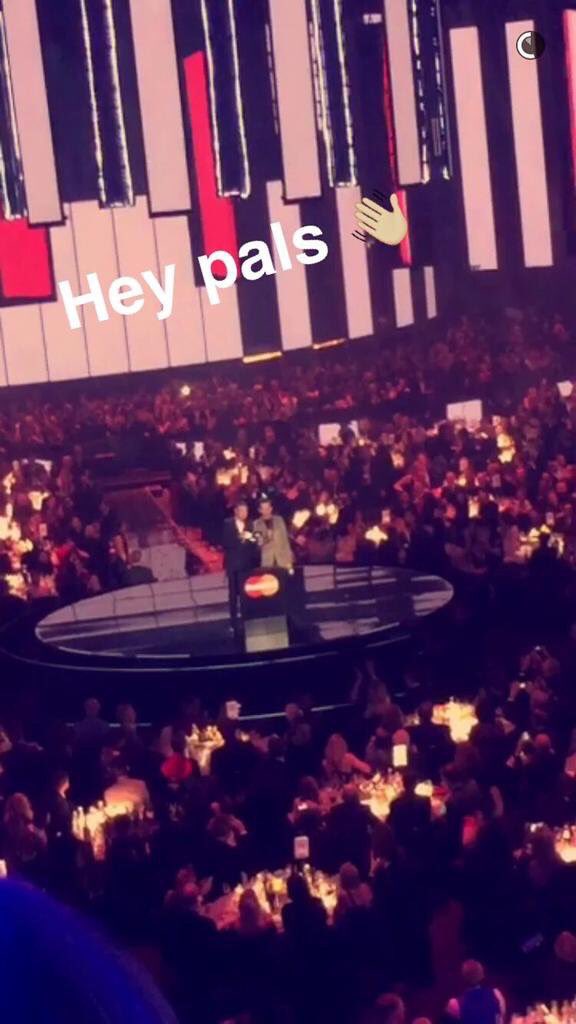 myhope_isJhope_'s tweet photo. Danielle Peazer compartió esta foto de los chicos en snapchat 😂😂 #BRITVIDONEDIRECTION #HeyPals https://t.co/DNj0fvdgxN