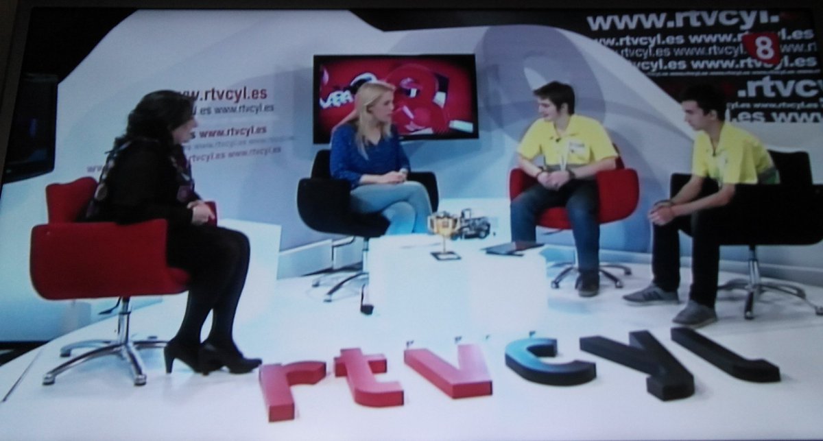 IESV_Espino's tweet photo. Ya estamos viendo @soriaines72 y el equipo de @LEGO_AM  A🍍2 de @iesmachado  en @la8soria @Magazine8soria https://t.co/hObJNSDIsI