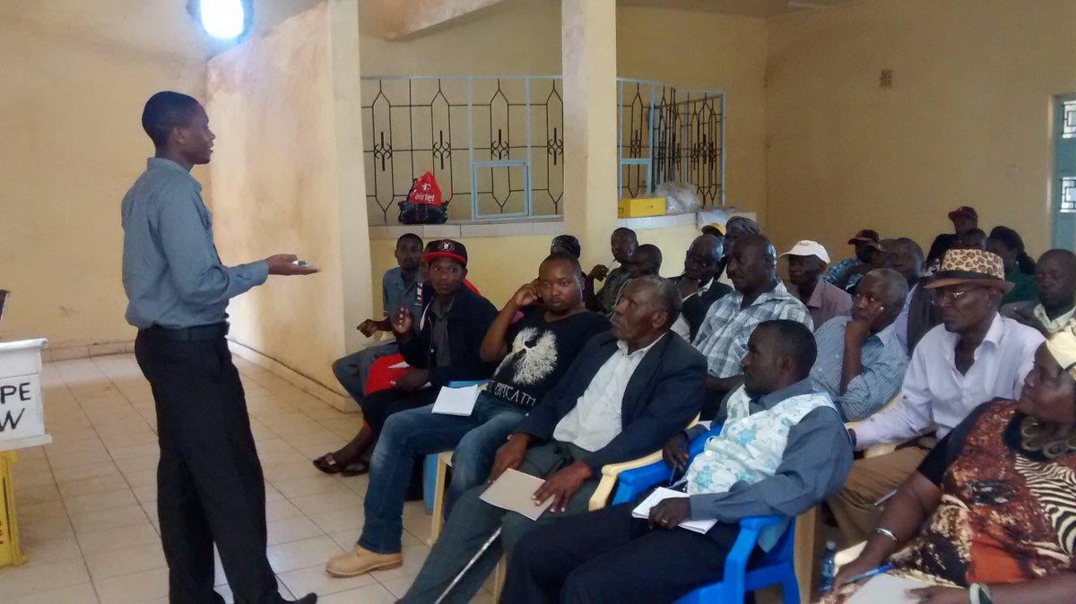 AfricanBeeswax's tweet photo. Training beekeepers in Beeswax production #beeswax #africanbeeswax #bees #wax #beekeeping #Kenya #bee #wax https://t.co/tWtHp81l2L
