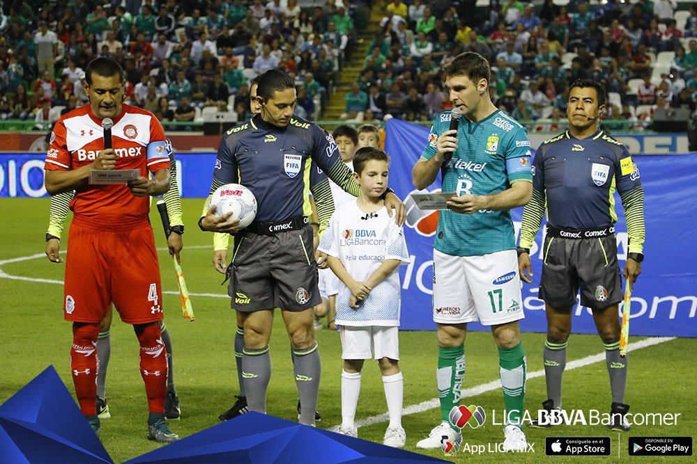 LigaBBVAMX's tweet photo. 📸 📸 📸 #J7CL2016 #PorLaEducación en el @ClubLeonfc vs @TolucaFC
#LIGABancomerMX @FBBVABancomer @Voit https://t.co/aXPOWHTJEF