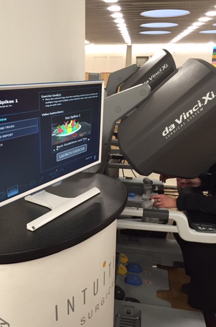 stups0711's tweet photo. #Simulationstraining für robotische Chirurgie am #daVinci Simulator #MIRCS Klinikum #Stuttgart @IntuitiveSurg https://t.co/2vhs5IxFls