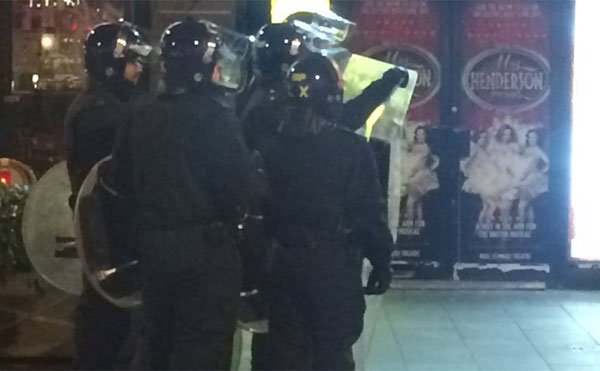 Police at scene as man with knife holds woman hostage at Bella Italia in Leicester Square itv.com/news/update/20…