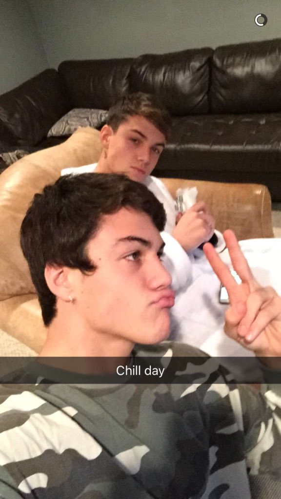 makeupsrem's tweet photo. can i have a chill day with them https://t.co/aL6igc6NZV