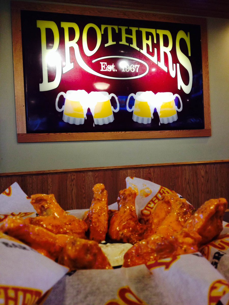 BrothersMuncie's tweet photo. Happy #BrosWingWednesday! We are giving 5 random twitter followers who retweet this an order of wings tonight. https://t.co/BTCqxmDRFX