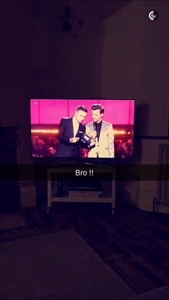snxpbackzjm's tweet photo. LOTTIES SNAPCHAT #BRITVIDEONEDIRECTION https://t.co/bTtxYNKXC4