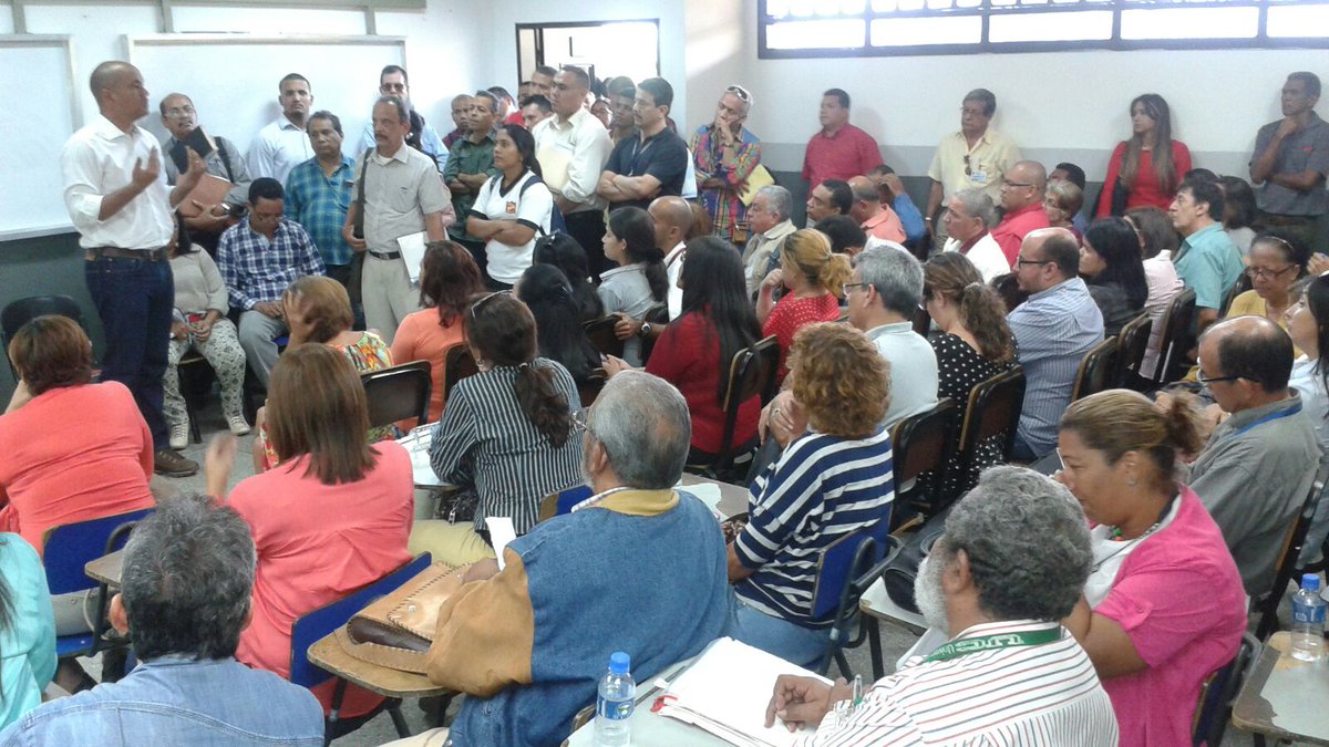 HectoRodriguez's tweet photo. Queremos que todos los hombres y mujeres que aman Venezuela acompañen a @NicolasMaduro en el Congreso de la Patria https://t.co/xEiLlRL9Vd