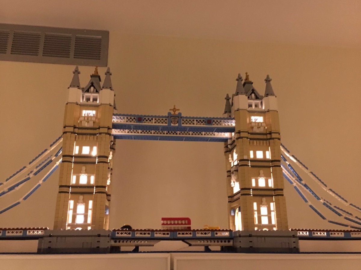 xblanch's tweet photo. El nostre muntatge lego mes gran: el tower bridge de Londres, de 2500 peces, i il.luminat #feedbaclego https://t.co/TdSBR6547j