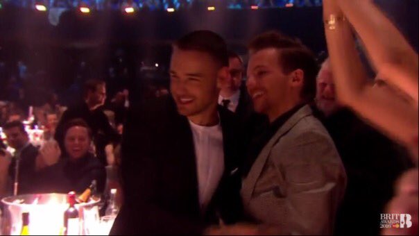 1Dir_Worldwide's tweet photo. British Artist Video of the Yearが発表されたときのLiamとLouis😍❤️ https://t.co/LRxuJ3FSzZ