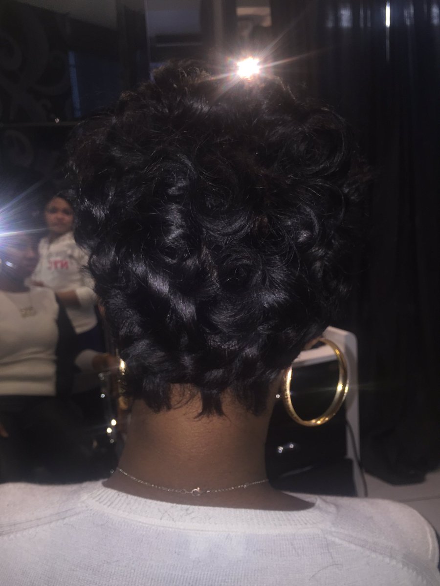 KMurphi's tweet photo. Short and classy with a head full of curls https://t.co/w3TGBaVWfb