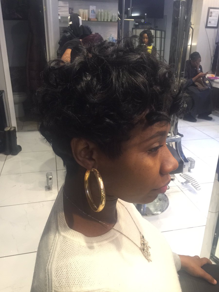 KMurphi's tweet photo. Short and classy with a head full of curls https://t.co/w3TGBaVWfb