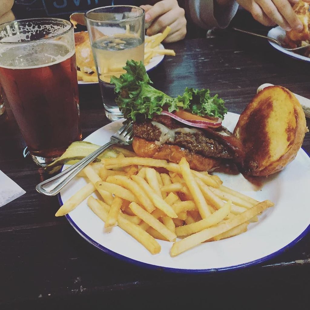 faethonm's tweet photo. Cheecky lunch break today! Discovered this angus beef monster https://t.co/xljK7EEqih https://t.co/Fl49beLhb2