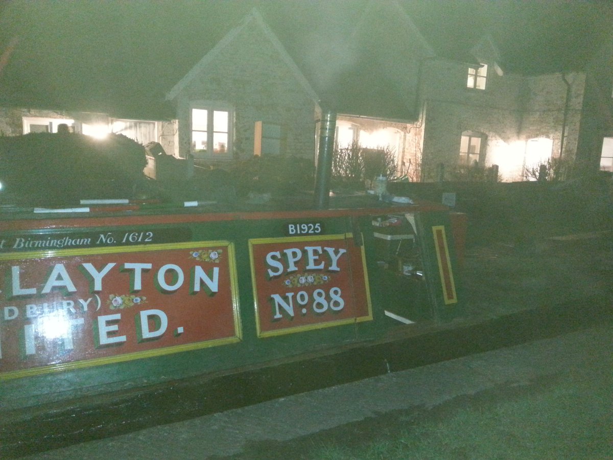 WardleLock's tweet image. End of moving in day, &amp;amp; former boat of former resident came through the lock. Lovely coincidence to end a hard day!