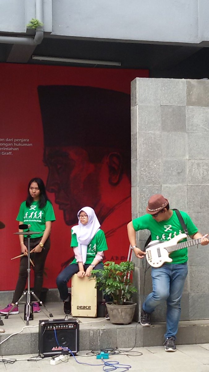 angklunglima's tweet photo. 21.02.2016 ini dia penampilan cav di acara ulang tahun PAF kemarin!!Seru yaa tampilnya di depan hadapan bung karno😄😄 https://t.co/08hnrcUpAF