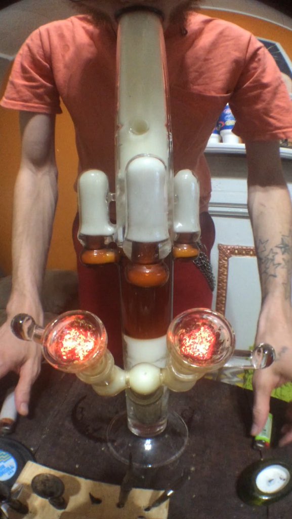 That_StoneShitt's tweet photo. Who wants to rip this bong😳😱 https://t.co/SIM5n5mwfO