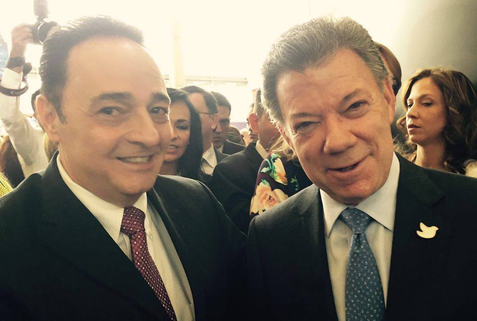 El #Presidente de #Colombia <a href="/JuanManSantos/">Juan Manuel Santos</a> con <a href="/ArmandoCasaresE/">Armando Casares E.</a> durante la #VitrinaTuristicaAnato2016