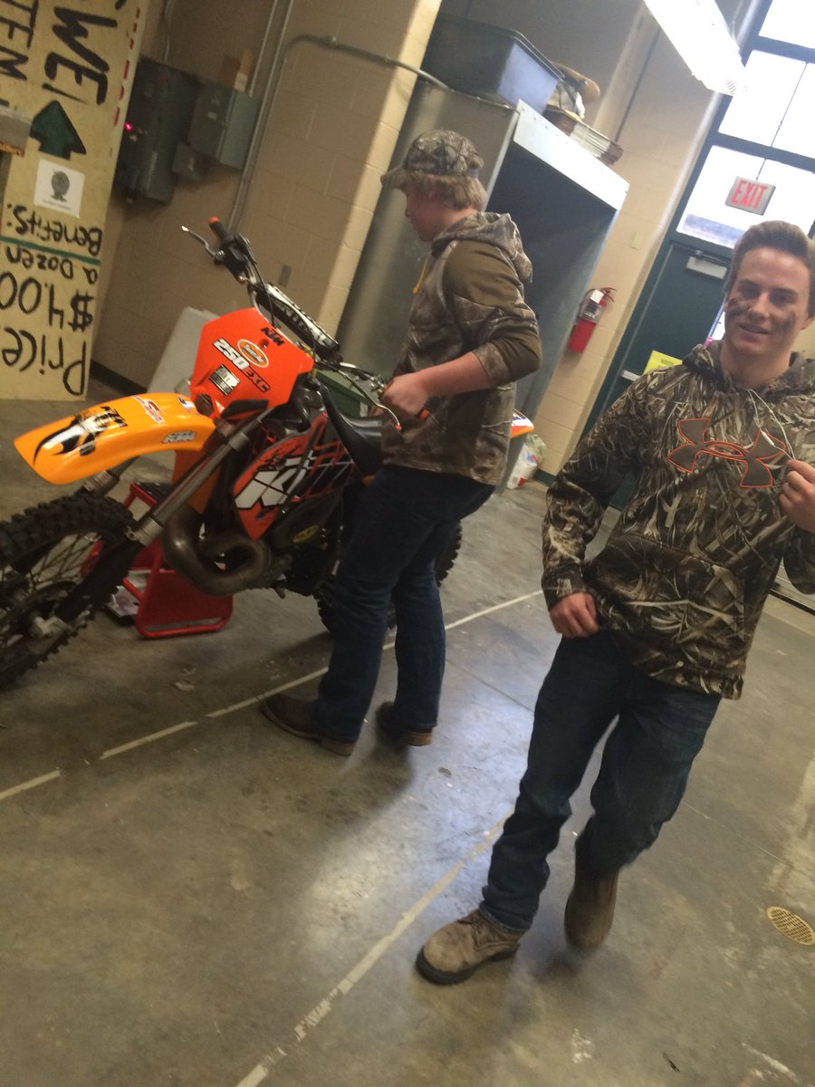 CV_AgSciences's tweet image. #AgPowerTech students giving demos on how to operate equipment with a 2-cycle engine #AgEdu