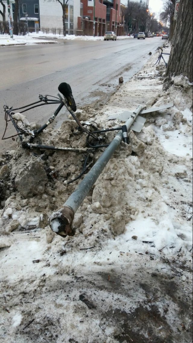 Crookedsignwpg's tweet photo. @cityofwinnipeg  oopsie at River and Scott https://t.co/DJ0VQloS3f