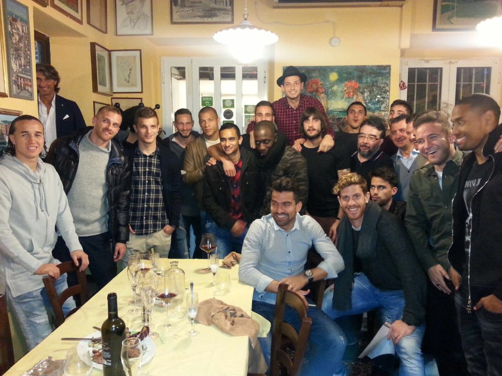 Bella cena di squadra da #OsteriaGigino🍖🍗🍷🍧#vamosgenoa ⚽️ #forzagrifone #insiemesiamopiuforti ⚽️💪🏻⚽️