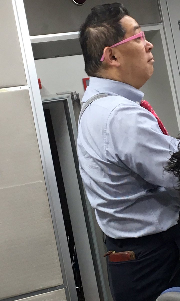 kbc_9dikara's tweet photo. スタジオサブからスタジオの西田さんを見つめるコダマンさん
#KBCラジオ #9ヂカラ https://t.co/dhMc3gopKc