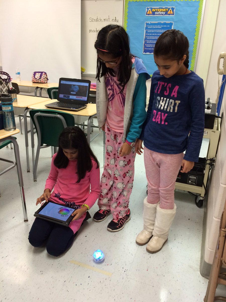 StaceyArvanites's tweet image. More fun this week using #lightninglab and @SpheroEdu #CodingClub25 @Lafayette_25 @MissNapolitano #girlscancode