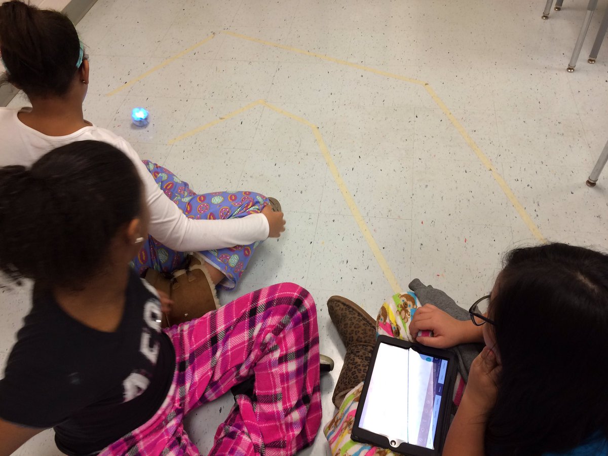 StaceyArvanites's tweet image. More fun this week using #lightninglab and @SpheroEdu #CodingClub25 @Lafayette_25 @MissNapolitano #girlscancode