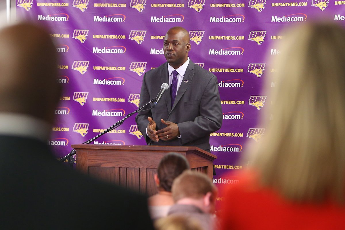 udontneedtoatme's tweet image. 2/24 POD: New #UNIFight AD .@davidharris1914, .@CoachPaulsen talks #UNITF + #UNIHoops talk - ow.ly/YIVdq