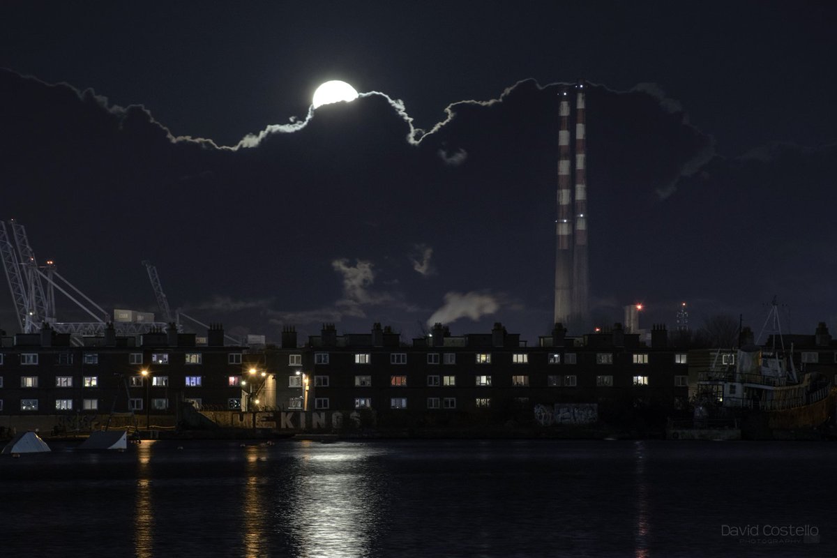 DavidCostelloDC's tweet photo. The Moon rise above Grand Canal, Ringsend &amp; Poolbeg Chimneys, some more shots tomorrow... #LovePoolbeg #Moon #Dublin https://t.co/fx8VXSW1ho