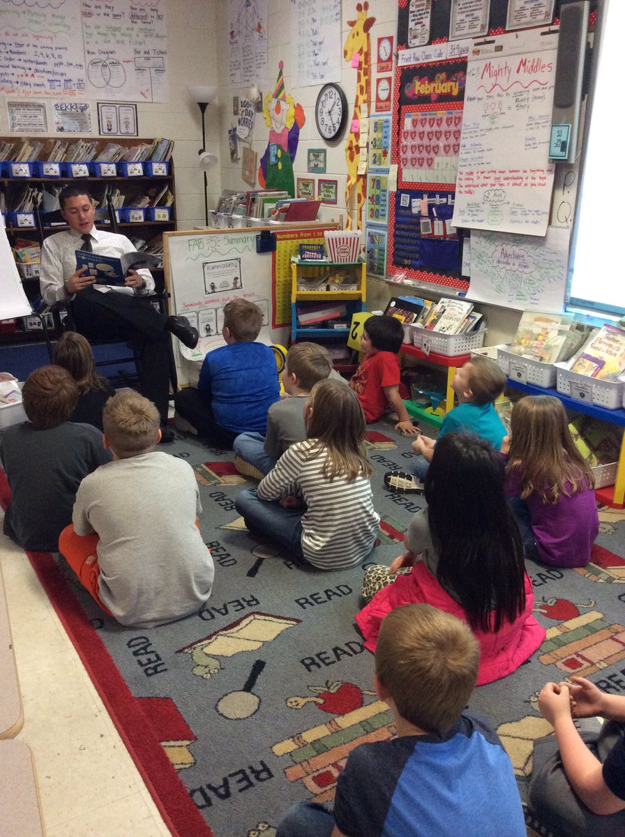 MrsClardyClass's tweet photo. Today our class celebrated World Read Aloud Day with Mr. E!!!#PEStweets #theyloveMoWillems 📚 https://t.co/iJpcZHA4zJ