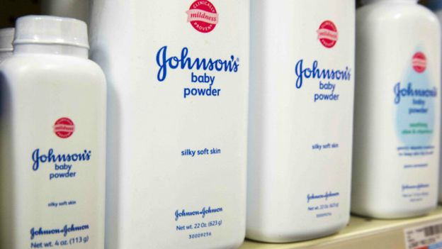 bbcbrasil's tweet photo. Johnson &amp; Johnson é condenada a pagar indenização milionária por câncer atribuído a talco https://t.co/OEnNqkEXyd https://t.co/ykh88dBz7L
