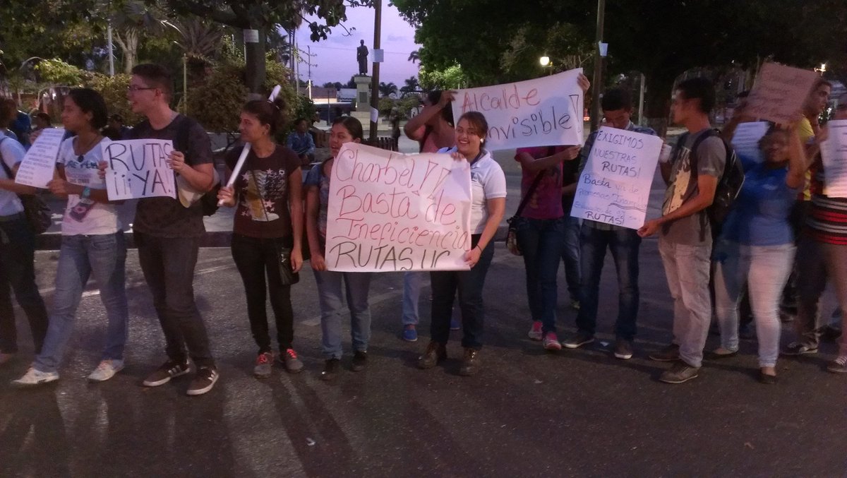 JebusDiaz's tweet photo. 3er Dia de protestas,DIA Y NOCHE, y continuaremos sin cansancio, tenemos 8 meses sin rutas  #UC @victoria1039fm https://t.co/mS464sH3oq