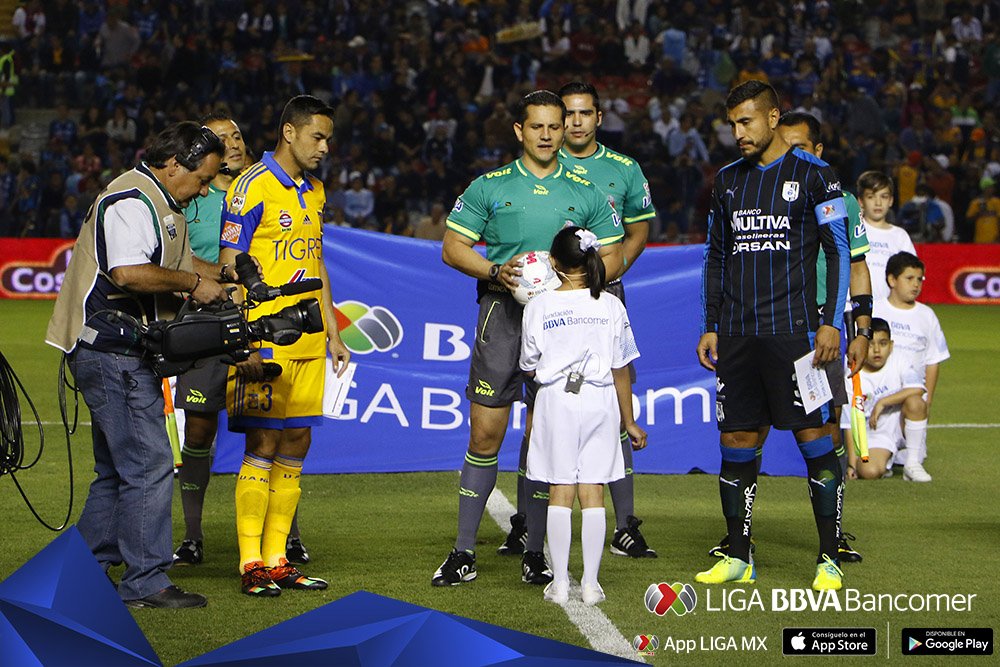 LigaBBVAMX's tweet photo. 📸 📸 📸 #J7CL2016 #PorLaEducación en el @Club_Queretaro vs @TigresOficial
#LIGABancomerMX @FBBVABancomer @Voit https://t.co/6xqYfESBvh