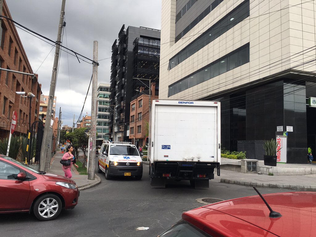 verofonseca8a's tweet photo. #clinicalosnogales #ClinicaLosNogales #malvecino ambulancias en contravía dañando #Bogota #BogotaMejorParaTodos https://t.co/sYuuOcrGY6