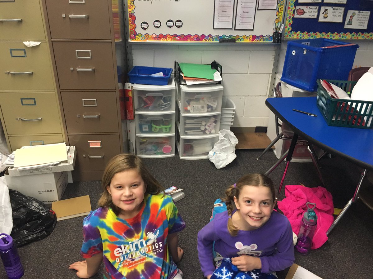 Mrs_Guetzkow's tweet photo. Cuddling up and reading for 100 minutes! #100thdayofschool https://t.co/4x7GeHA7o4